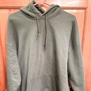 Sweatshirt with hood and front pocket